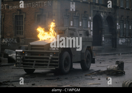 Nordirland die Mühen. 80er Jahre. 1981 britische Armee gepanzerten Fahrzeug kommt unter Benzin bombe Befestigen von randalierern Falls Road Belfast Krawalle 80 s UK HOMER SYKES Stockfoto
