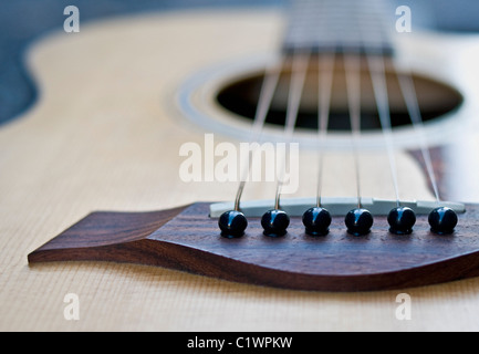 Nahaufnahme einer akustischen Gitarre. Stockfoto