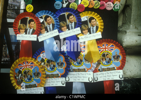 Königliche Hochzeit von Prinz Charles und Lady Diana Spencer, Souvenir Rosettes Market Stand 29. Juli 1981 London England UK 1980s HOMER SYKES Stockfoto