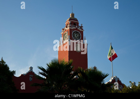 Der Stadtpalast mit mexikanischen Flagge in Mérida, die Hauptstadt und größte Stadt des Bundesstaates Yucatán Halbinsel, Mexiko. Stockfoto
