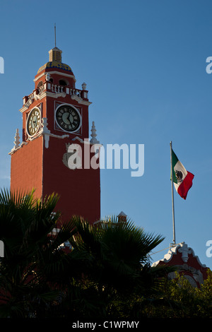 Der Stadtpalast mit mexikanischen Flagge in Mérida, die Hauptstadt und größte Stadt des Bundesstaates Yucatán Halbinsel, Mexiko. Stockfoto