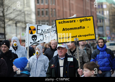 Deutschland Hamburg 2011 am 26. März große Kundgebung und öffentlichen Sitzung im Rathaus Markt gegen Atomkraft nach Fukushima Unfall Stockfoto