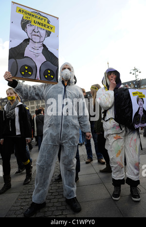 Deutschland Hamburg 2011 am 26. März große Kundgebung und öffentlichen Sitzung im Rathaus Markt gegen Atomkraft nach Fukushima Unfall Stockfoto