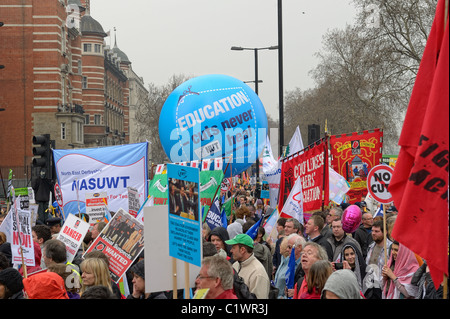 Demonstranten marschieren in London gegen Kürzungen der öffentlichen Ausgaben--März für die Alternative--eine Kundgebung organisiert von der TUC Stockfoto