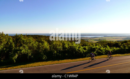 Radfahrer fahren in Gatineau Park, Quebec Kanada. Stockfoto