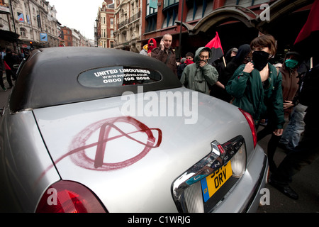 Eine Limousine auf der Shaftesbury Avenue beschmiert mit Graffiti von Anarchisten während Anti-Kürzungen Proteste in London. 26.03.2011 Stockfoto