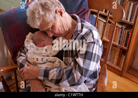 Großmutter mit ihrem Neugeborenen Enkel ein Nickerchen. Stockfoto