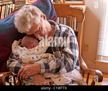 Großmutter mit ihrem Neugeborenen Enkel ein Nickerchen. Stockfoto