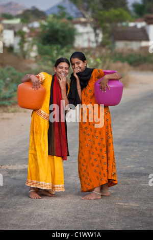 Ländliche indische Mädchen tragen Gläser Andhra Pradesh in Indien Stockfoto