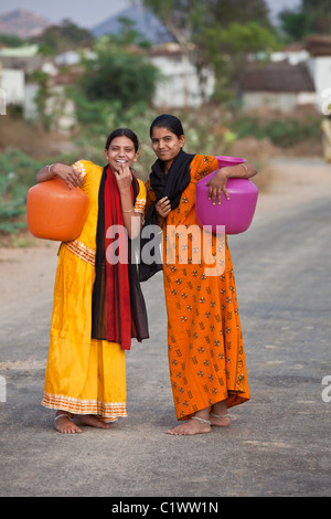 Mädchen des Dorfes tragen Wasser Töpfe Andhra Pradesh in Indien Stockfoto