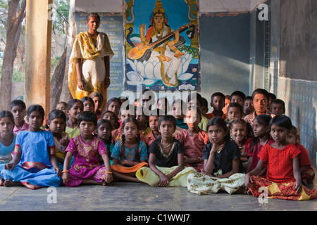 Schülerinnen und Schüler mit Lehrer Andhra Pradesh in Indien Stockfoto