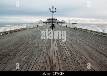Langer Blick Auf Den Cromer Pier Zum Pavilion Theatre Stockfoto