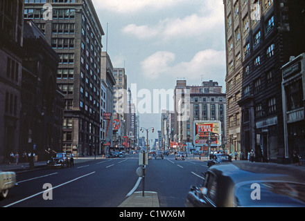 Blick nach unten Broad Street, downtown Philadelphia, Pennsylvania, USA, c. 1956 Stockfoto