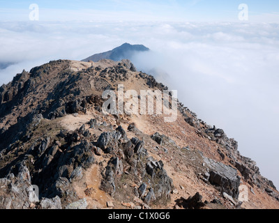 Cloud-Umkehrung über Crib Goch und Krippe y Ddysgl aus Carnedd Ugain auf Snowdon Horseshoe - eine klassische Gratwanderung. Stockfoto