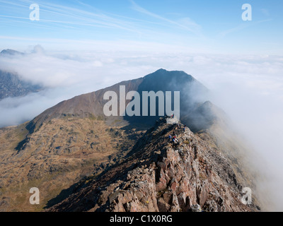 Cloud-Umkehrung über Crib Goch und Krippe y Ddysgl aus Carnedd Ugain auf Snowdon Horseshoe - eine beliebte Gratwanderung. Stockfoto
