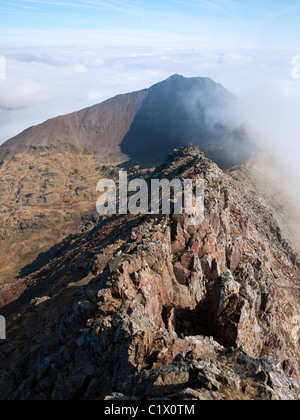 Cloud-Umkehrung über Crib Goch und Krippe y Ddysgl aus Carnedd Ugain auf Snowdon Horseshoe - eine beliebte Gratwanderung. Stockfoto