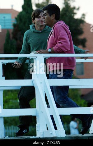 Ashton Kutcher und George Lopez am Set ihres neuen Films "Valentinstag" in Venice, Los Angeles, Kalifornien - 27.08.09 () Stockfoto