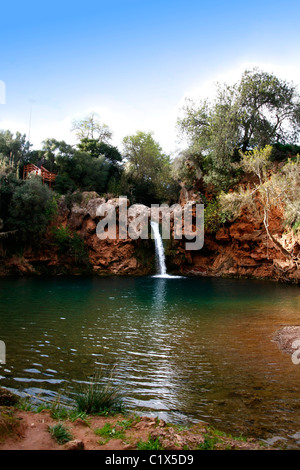 Schöner Wasserfall mit See und hölzernen Zugang befindet sich in der Nähe von Tavira, Portugal. Stockfoto