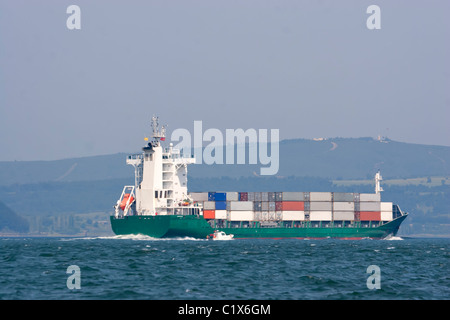 Container-Schiff in den Hafen segeln Stockfoto