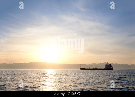 Massengutfrachter Schiff bei Sonnenuntergang im Meer Stockfoto