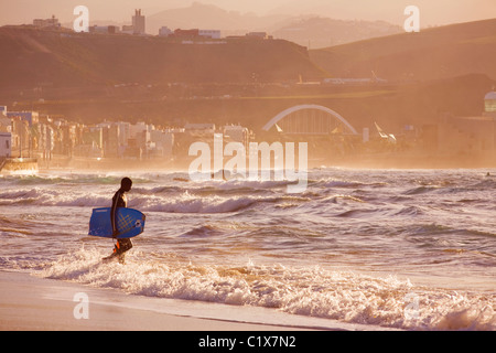 Bodyboarder Überschrift in den Abend am Las Canteras Strand auf Gran Canaria. Stockfoto