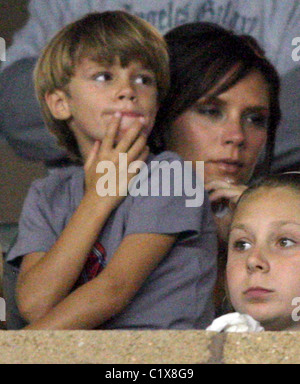 Victoria Beckham Uhren ihr Ehemann David Beckham spielen bei den Los Angeles Galaxy V Chivas im Home Depot Center mit ihrem Sohn Stockfoto