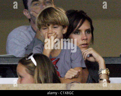 Victoria Beckham Uhren ihr Ehemann David Beckham spielen bei den Los Angeles Galaxy V Chivas im Home Depot Center mit ihrem Sohn Stockfoto