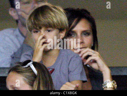 Victoria Beckham Uhren ihr Ehemann David Beckham spielen bei den Los Angeles Galaxy V Chivas im Home Depot Center mit ihrem Sohn Stockfoto