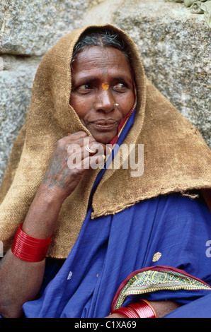 Porträt von einem mittleren Alter Indianerin, Badami, Karnataka, Indien Stockfoto