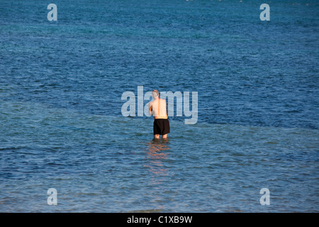 Ansicht von hinten von einem Mann, der im Meer, Miami, Florida, USA. Stockfoto