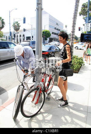 Billy Zane und seine Freundin Shop in Beverly Hills in Los Angeles, Kalifornien - 22.08.09 Fahrräder / Stockfoto