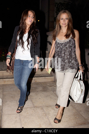 Miley Cyrus und Kelly Preston hat Abendessen im Annie Mortons Steakhouse in Burbank, Los Angeles, Kalifornien - 30.08.09 Stockfoto