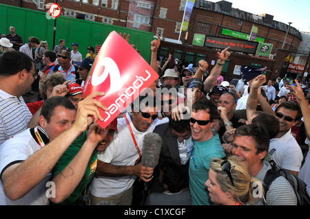 Englische Fans feiern mit einer australischen TV-Reporter nach England Wiedererlangen der Asche nach dem Spiel gegen Australien von 197 läuft in der Stockfoto