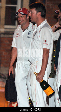 Andrew Strauss, Graeme Swann und Graham Zwiebeln The England Cricket Team feiern ihre Asche-Sieg über Australien bei ihrer Stockfoto