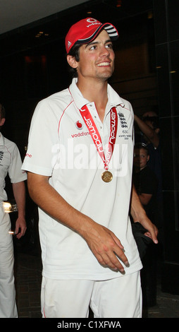 Alistair Koch The England Cricket-Team feiern ihre Asche-Sieg über Australien bei ihrer London Hotel in London, England- Stockfoto