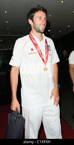 Graham Zwiebeln The England Cricket-Team feiern ihre Asche-Sieg über Australien bei ihrer London Hotel in London, England- Stockfoto
