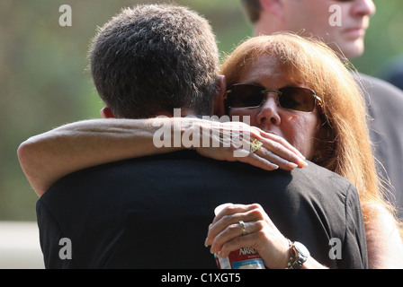 Sammeln Sie Freunde und Familie zu sammeln, bei der Beerdigung von DJ AM aka Adam Goldstein am Hillside Memorial Park und Leichenhalle Los Stockfoto