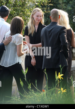 Sammeln Sie Hayley Wood, bei der Beerdigung von DJ AM aka Adam Goldstein am Hillside Memorial Park und Leichenhalle Los Angeles, Kalifornien- Stockfoto