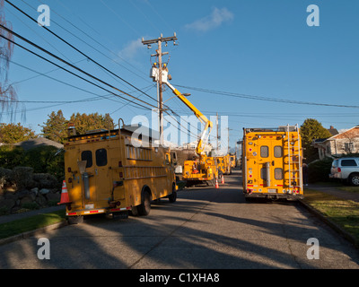 Fünf Seattle City Light Utility Trucks arbeiten auf die Reparatur von Stromausfall, Seattle, Washington Stockfoto