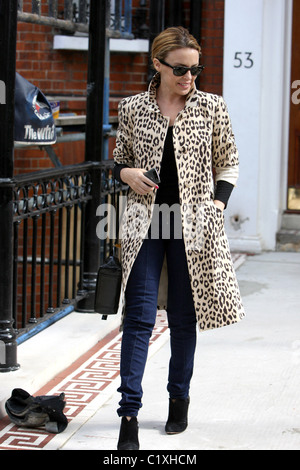 Kylie Minogue verlässt ihre Wohnung und Köpfe zu einem West London Büro tragen eine atemberaubende Leopard print Mantel London, England- Stockfoto