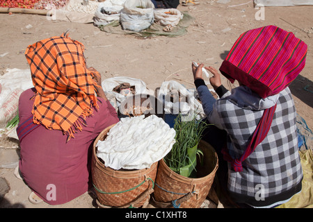 PA-O Indianerin in native Kostüm sitzen auf dem Markt verkaufen hausgemachte Speisen. Samkar, Inle-See, Shan-Staat, Burma. Stockfoto