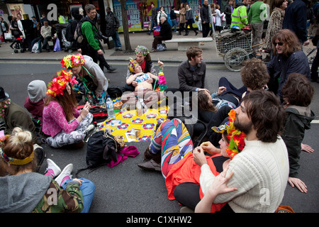 Anti-Schnitten März im Zentrum von London, Sit-in in der Oxford Street Stockfoto