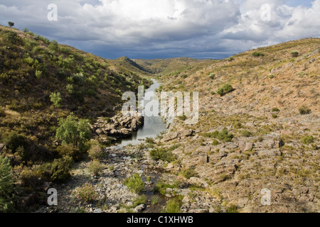 Blick auf den Fluss Vascão befindet sich auf der Innenseite der Algarve in Portugal. Stockfoto