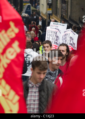 Demonstranten auf der TUC anti-Kürzungen der öffentlichen Ausgaben zu protestieren 26. März 2011 in London Stockfoto