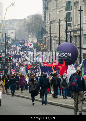 Demonstranten marschieren Sie Piccadilly in London während der TUC organisiert Protest gegen die Kürzungen der öffentlichen Ausgaben am 26. März 2011 Stockfoto