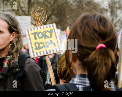 Ein Demonstrant hält ein Anti konservative Partei-Zeichen bei einem TUC organisierten Marsch gegen Kürzungen der Regierung am 26. März 2011 Stockfoto