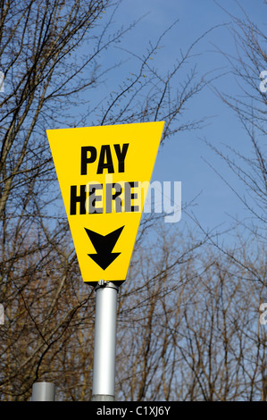 bezahlen Sie hier Parkplatz Schild England uk Stockfoto