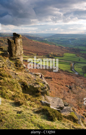 Gritstone Felsformationen am Curbar Rand, Peak District, Derbyshire, mit Kletterer, November 2010. Stockfoto