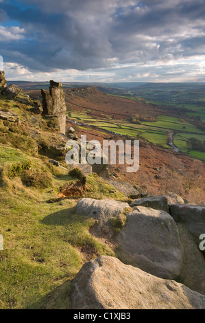 Gritstone Felsformationen am Curbar Rand, Peak District, Derbyshire, mit Kletterer, November 2010. Stockfoto