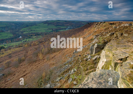 Gritstone Felsformationen am Curbar Rand, Peak District, Derbyshire, im Herbst am Nachmittag Licht, November 2010. Stockfoto